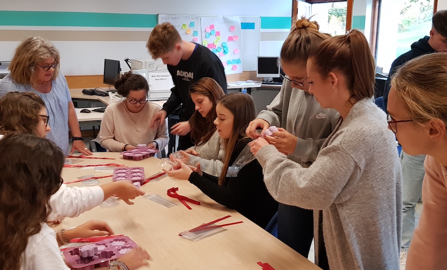 Bubblebomb-Team beim Verpacken in der Übungsfirma